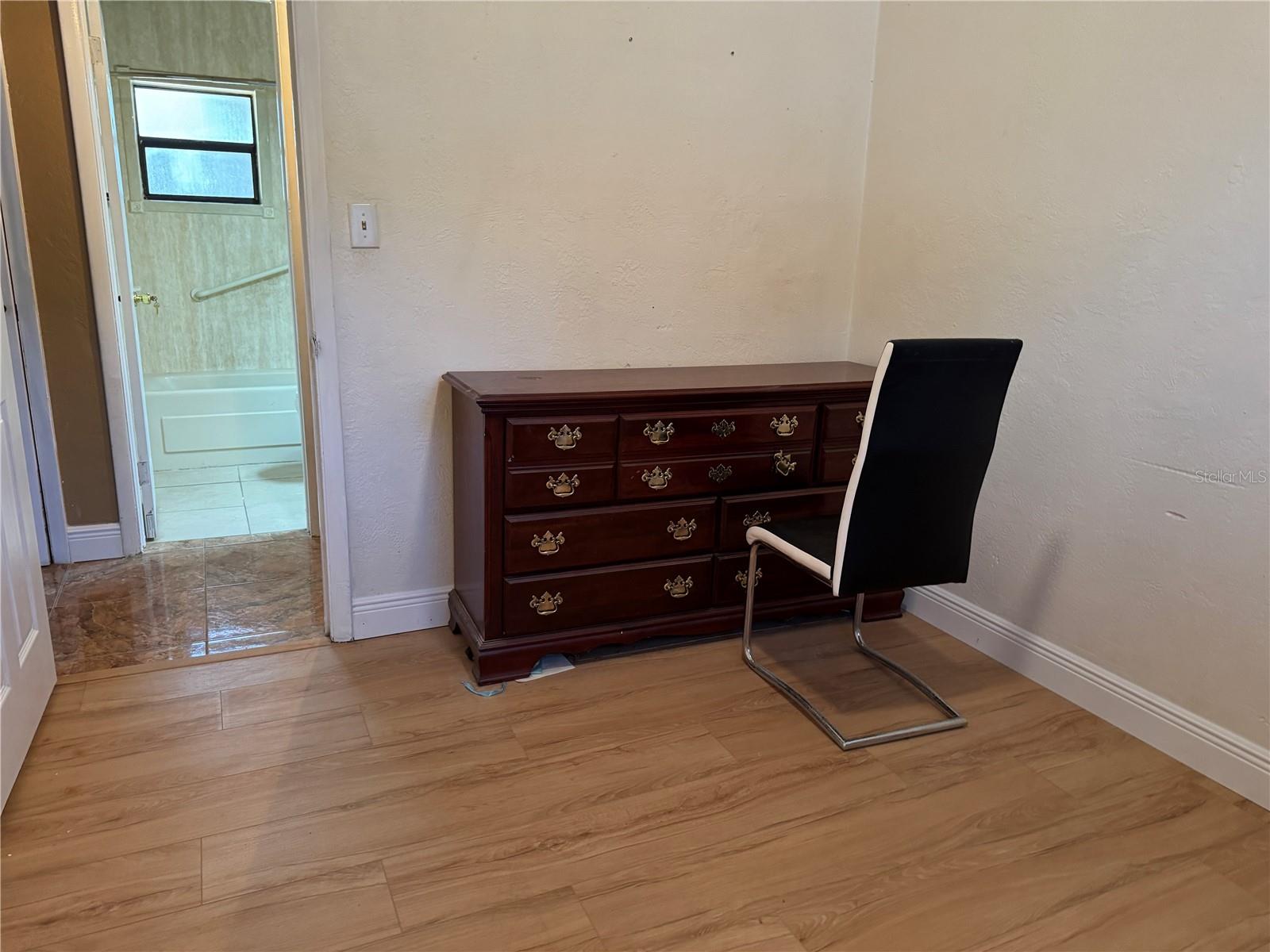 Image 13 of 29 For 1930 Walton Street S