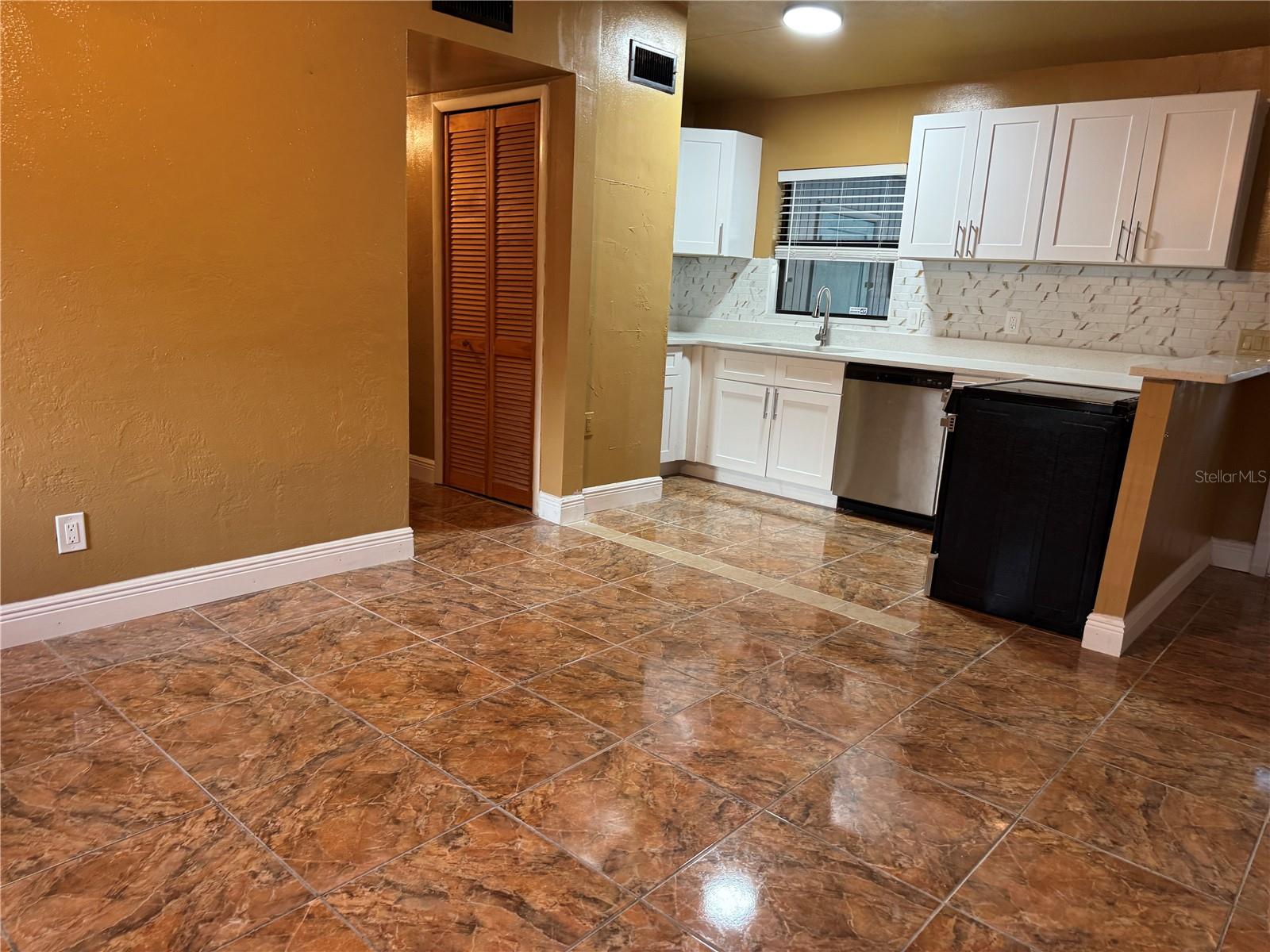 Image 17 of 29 For 1930 Walton Street S