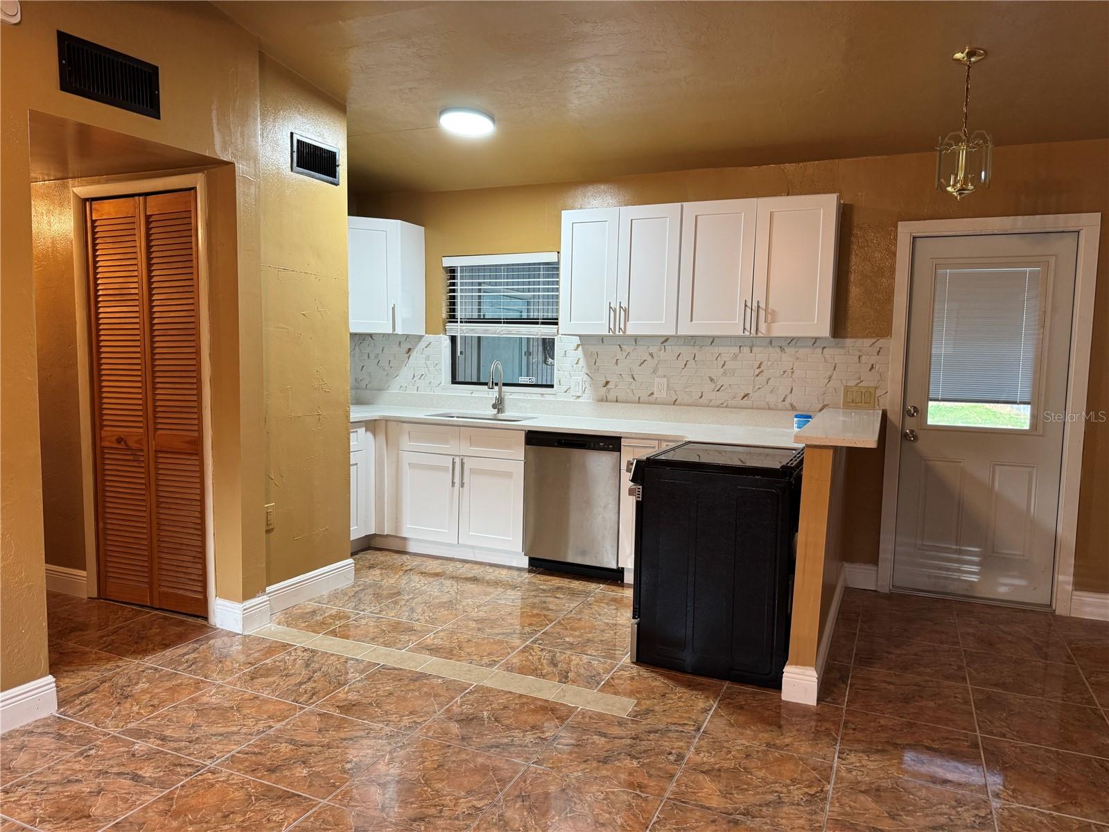 Image 26 of 29 For 1930 Walton Street S