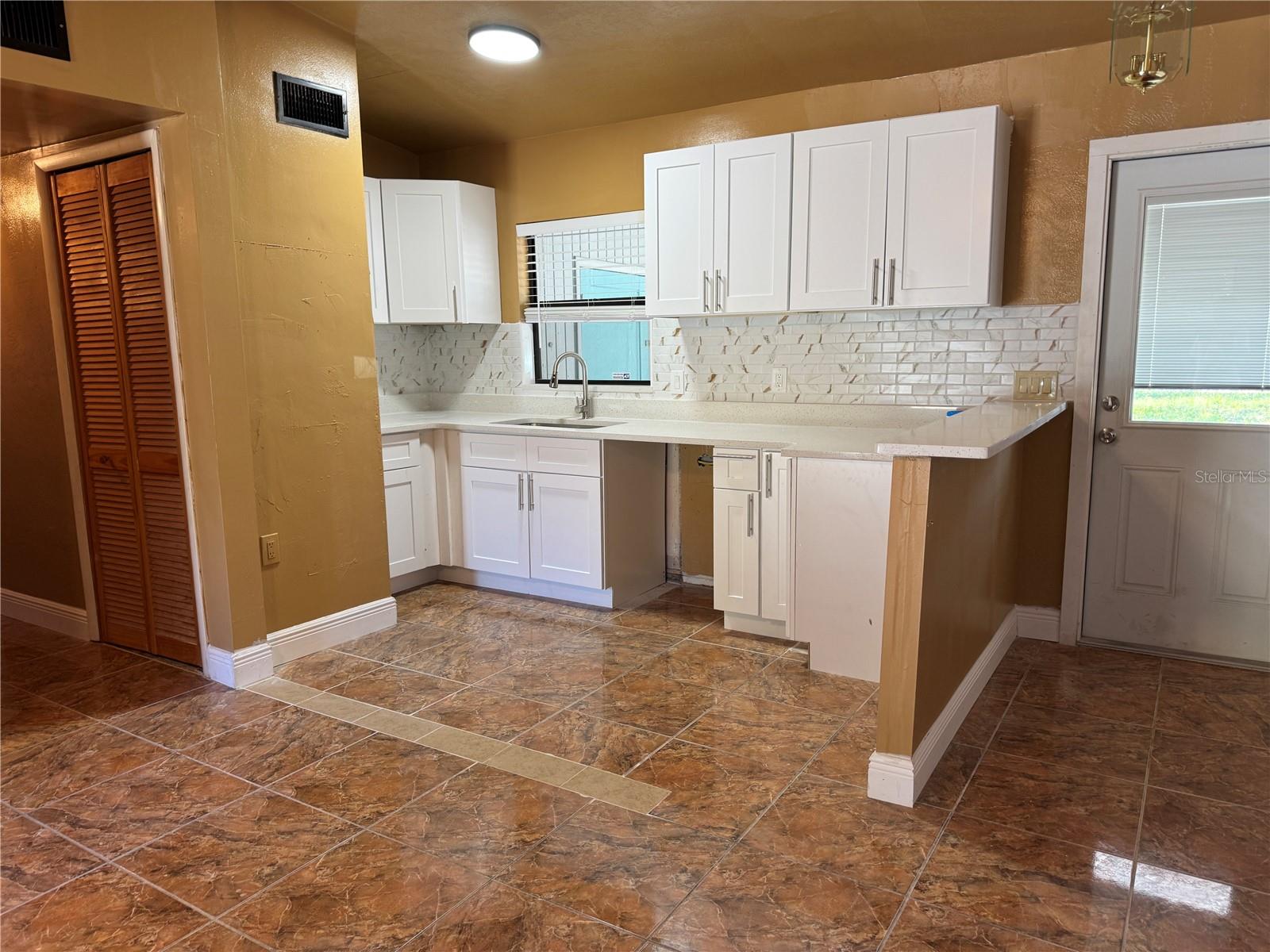 Image 5 of 29 For 1930 Walton Street S