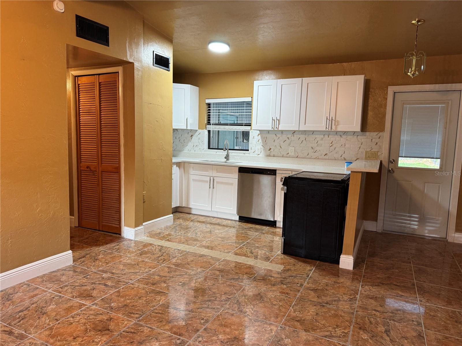 Image 7 of 29 For 1930 Walton Street S