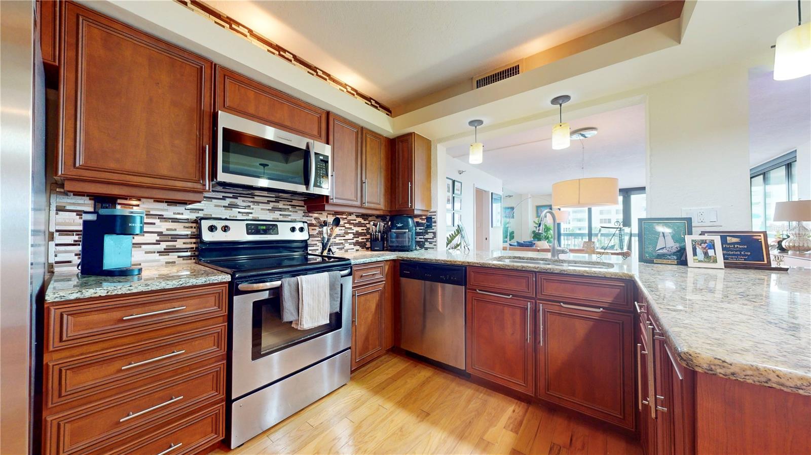 Image 11 of 47 For 2413 Bayshore Boulevard 803