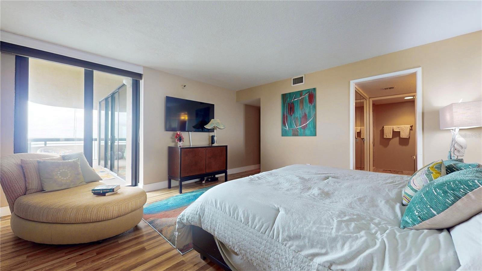 Image 21 of 47 For 2413 Bayshore Boulevard 803