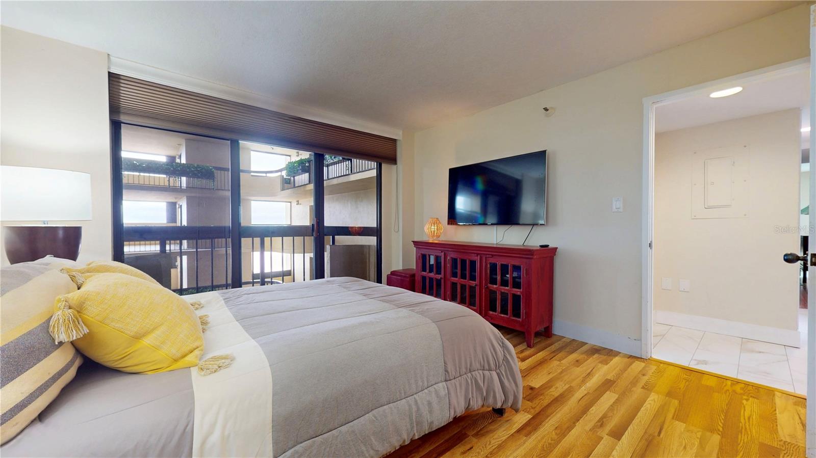 Image 24 of 47 For 2413 Bayshore Boulevard 803