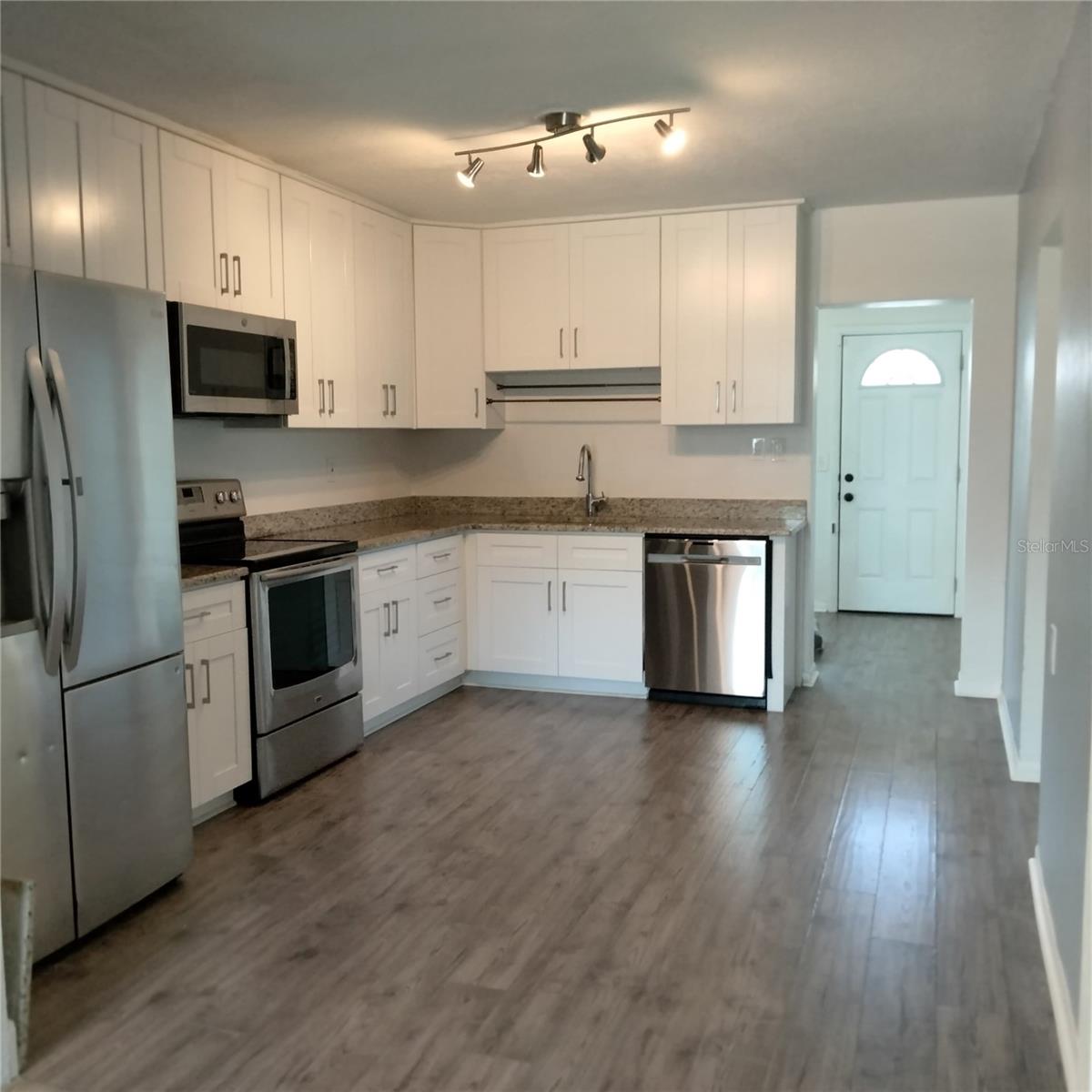 Image 11 of 34 For 351 Davenport Avenue Ne