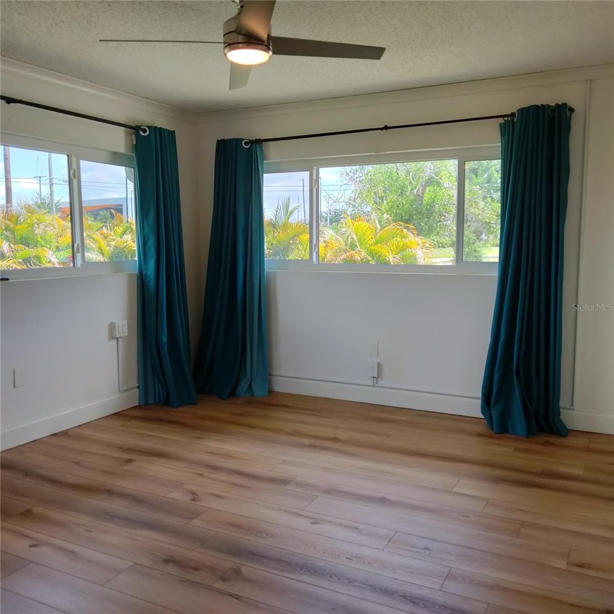 Image 17 of 34 For 351 Davenport Avenue Ne