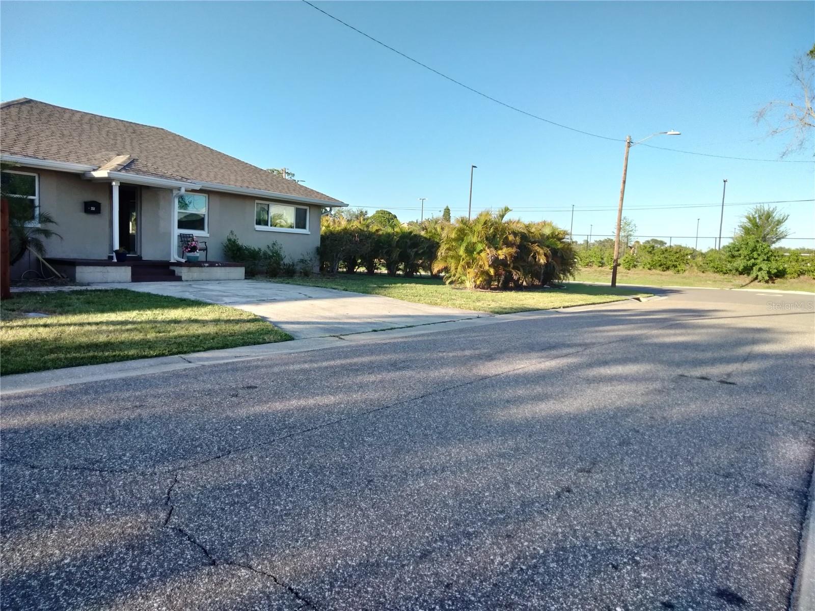 Image 3 of 34 For 351 Davenport Avenue Ne