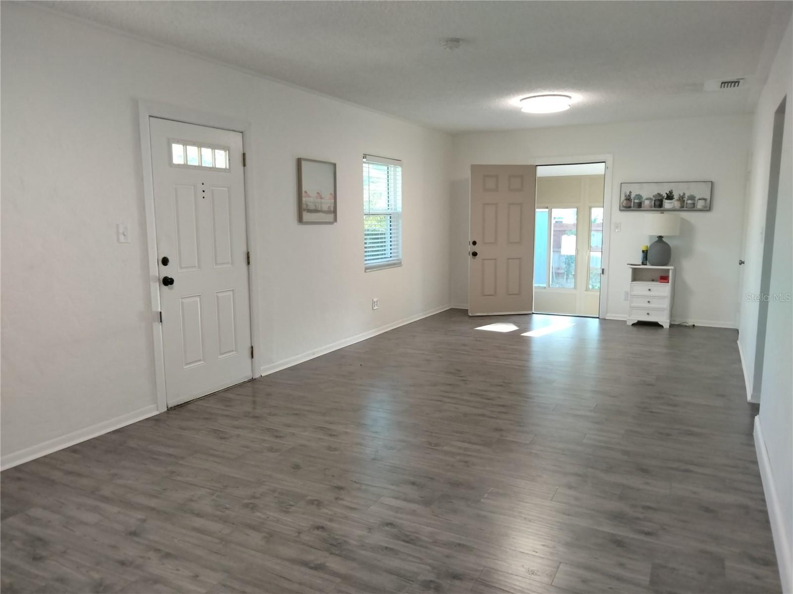 Image 7 of 34 For 351 Davenport Avenue Ne