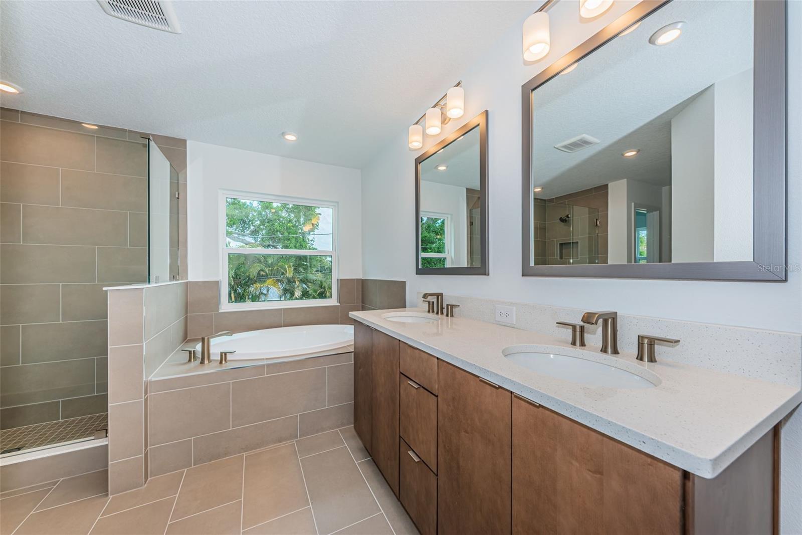 Image 24 of 50 For 1701 25th Avenue N