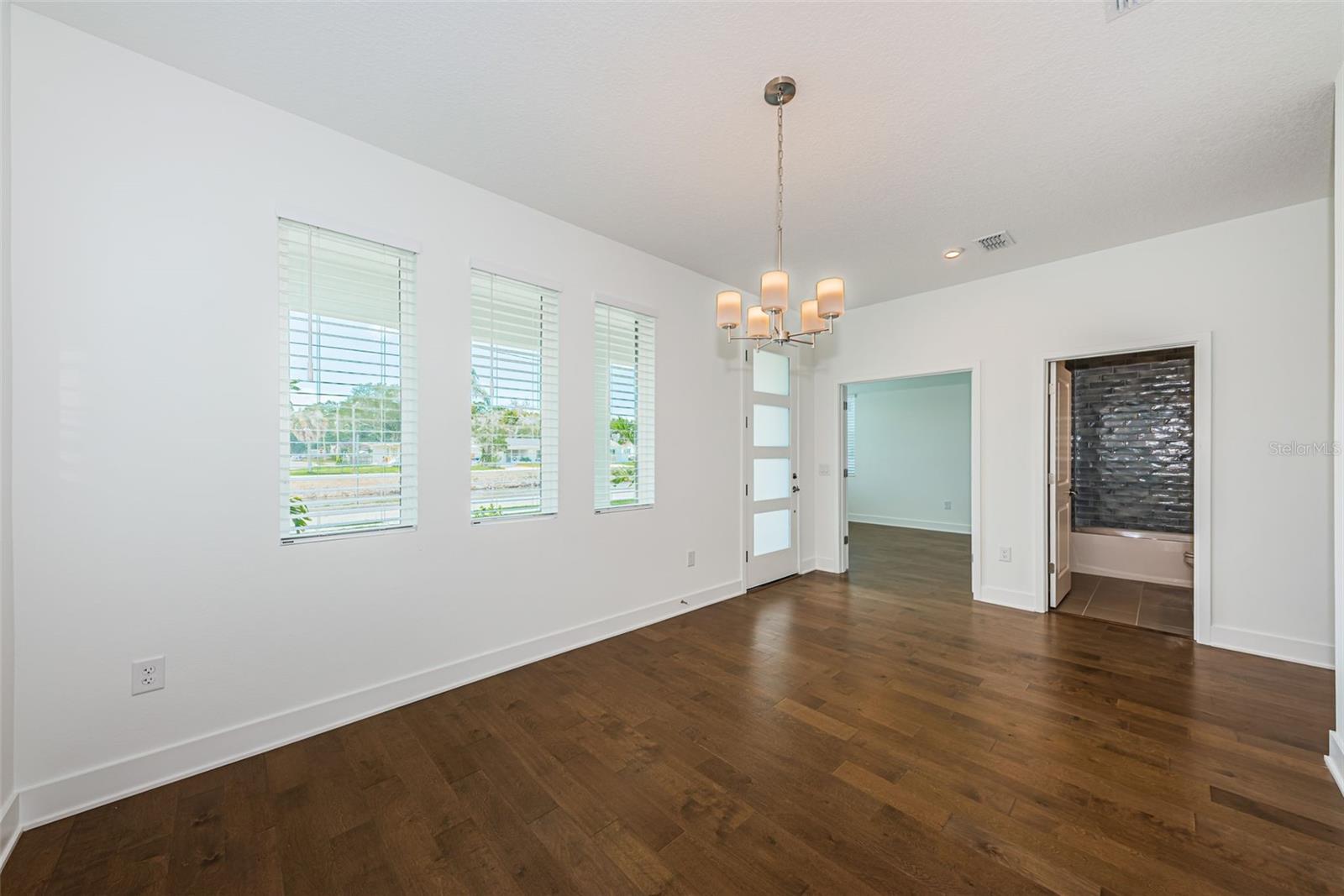 Image 5 of 50 For 1701 25th Avenue N