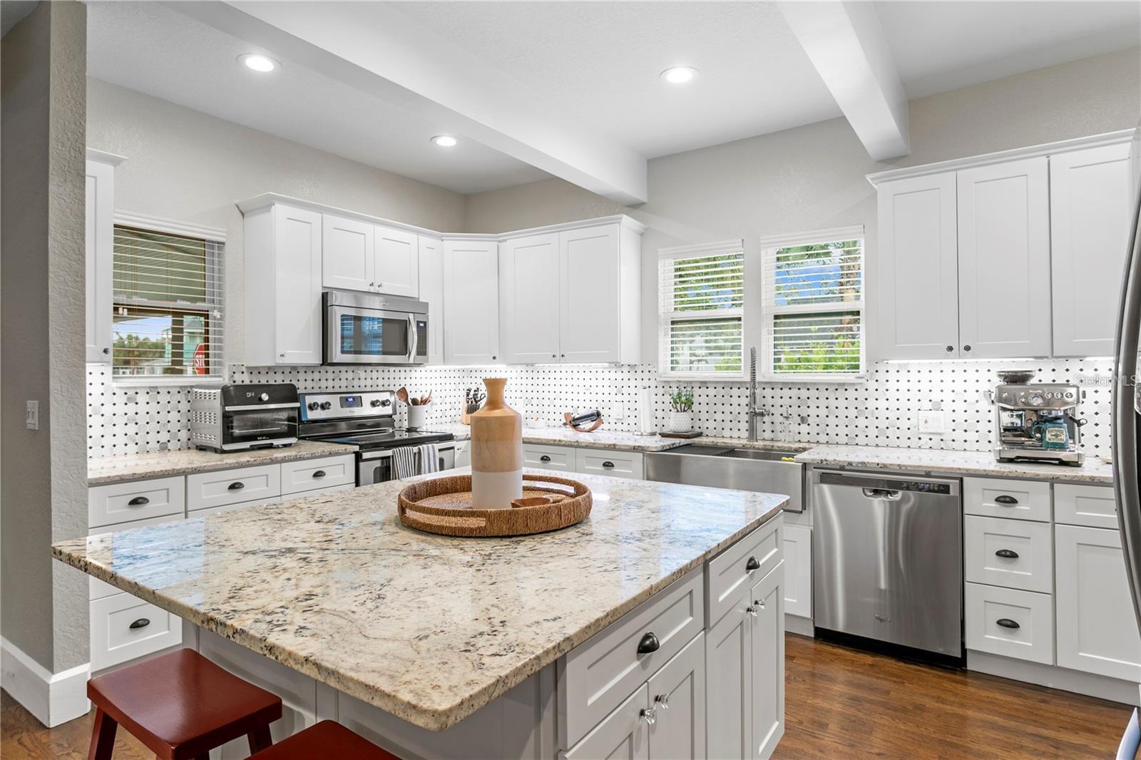 Listing photo id 8 for 802 Dartmoor Street N