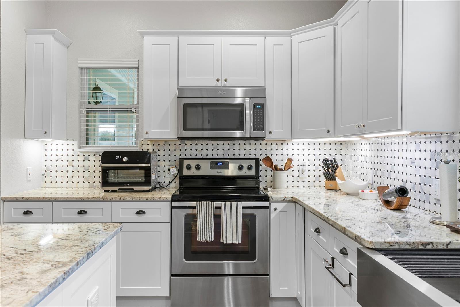 Listing photo id 10 for 802 Dartmoor Street N