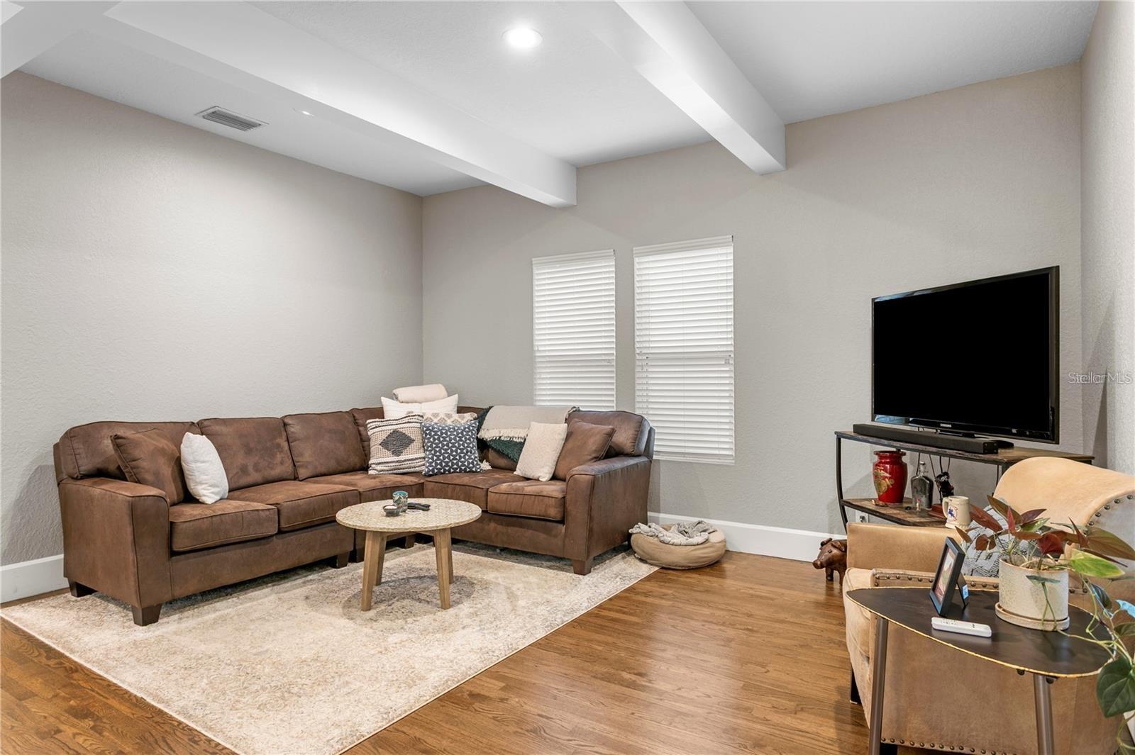 Listing photo id 12 for 802 Dartmoor Street N