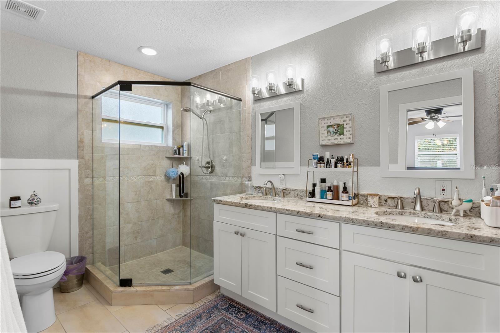 Listing photo id 16 for 802 Dartmoor Street N