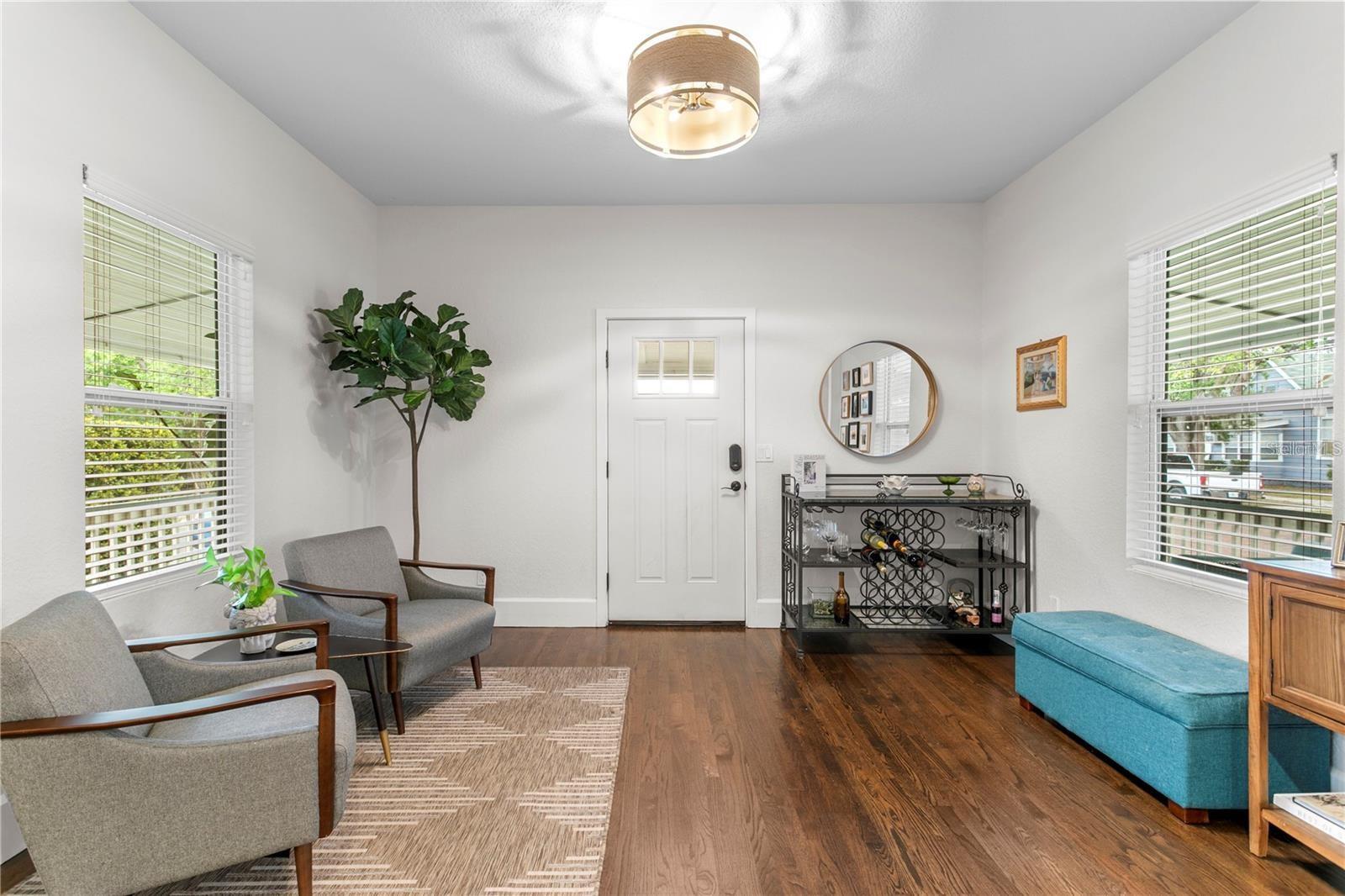 Listing photo id 2 for 802 Dartmoor Street N