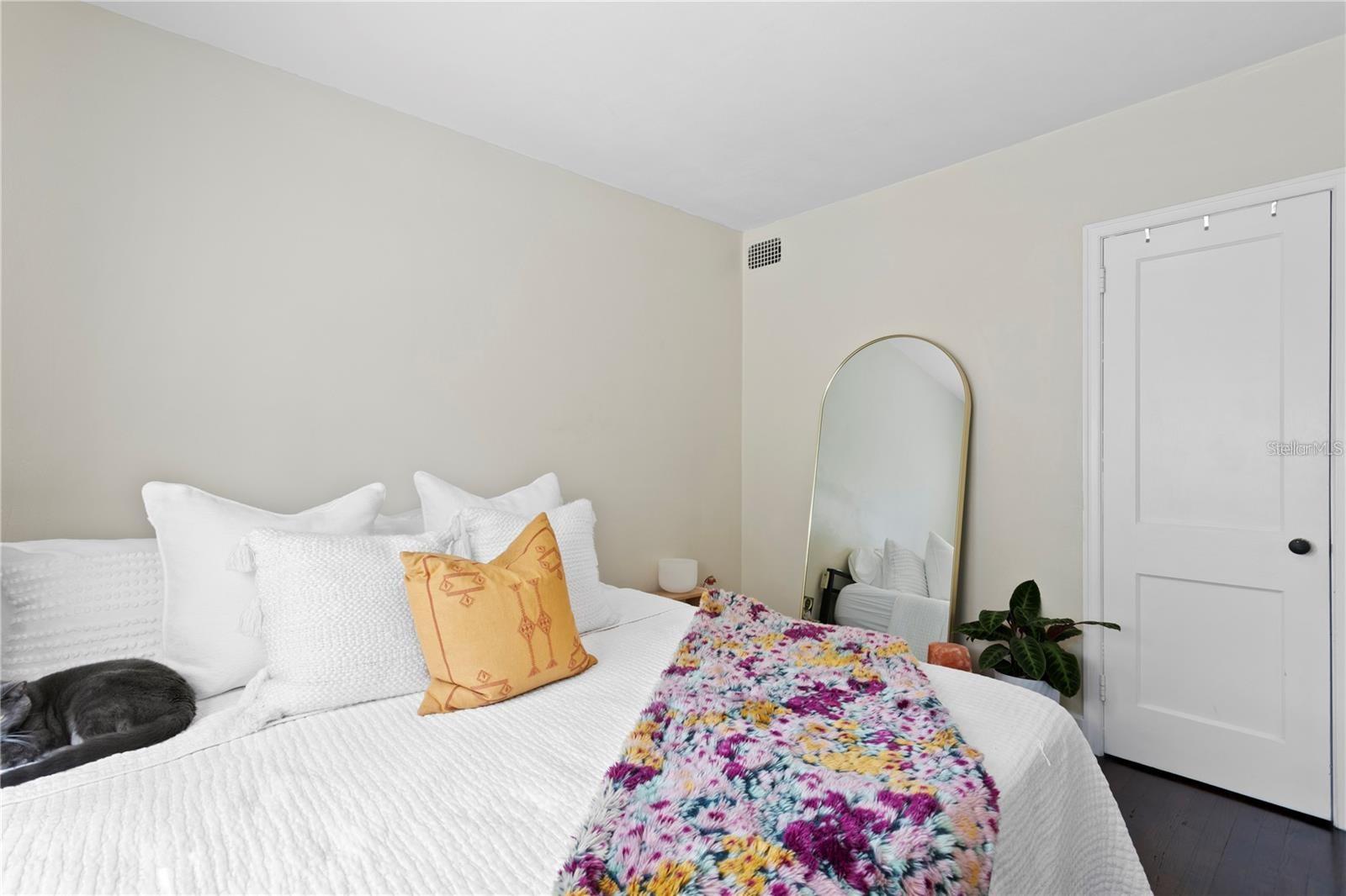 Listing photo id 38 for 802 Dartmoor Street N