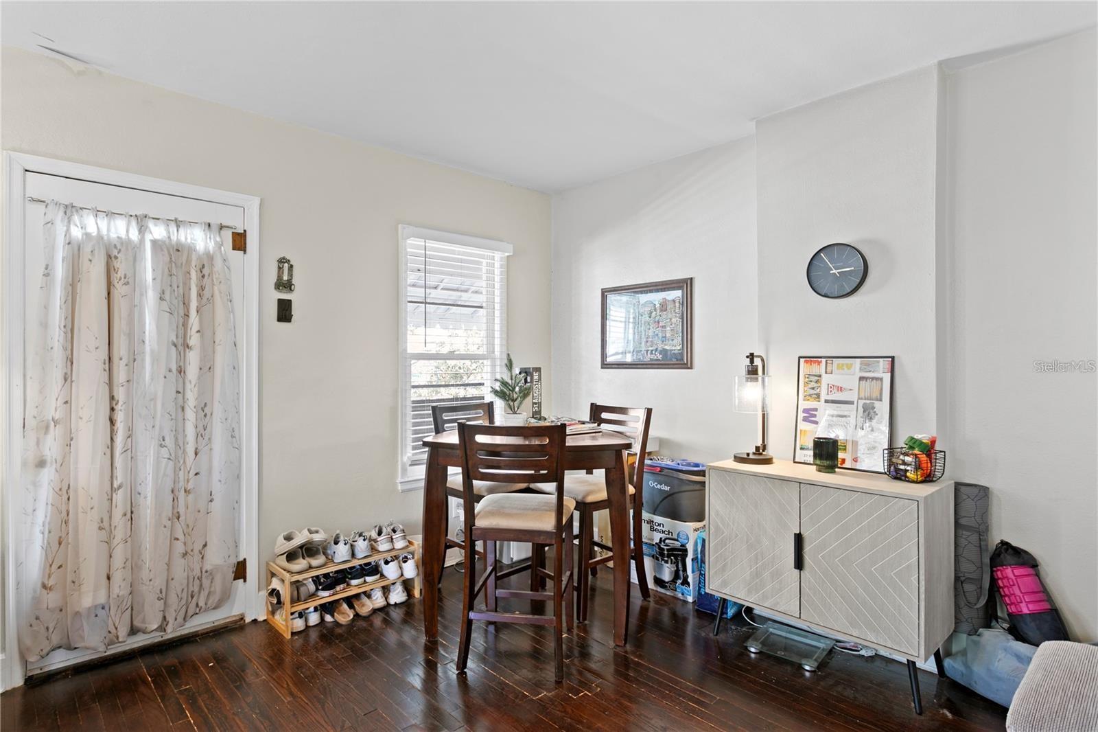 Listing photo id 45 for 802 Dartmoor Street N