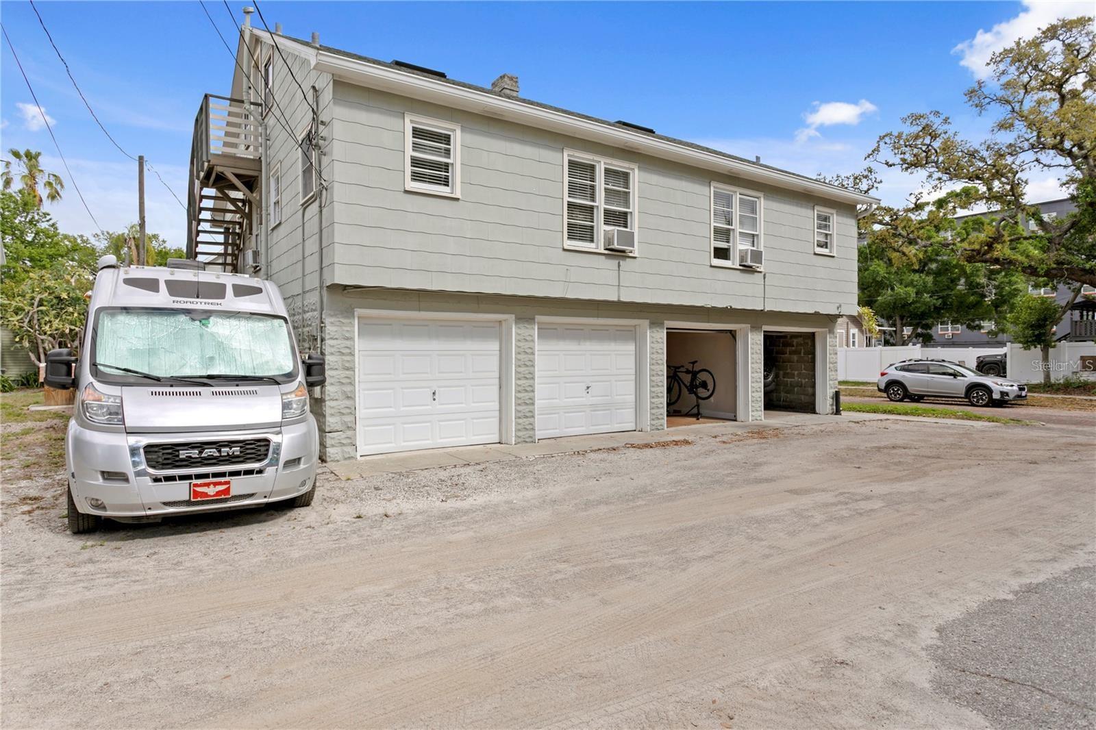 Listing photo id 53 for 802 Dartmoor Street N