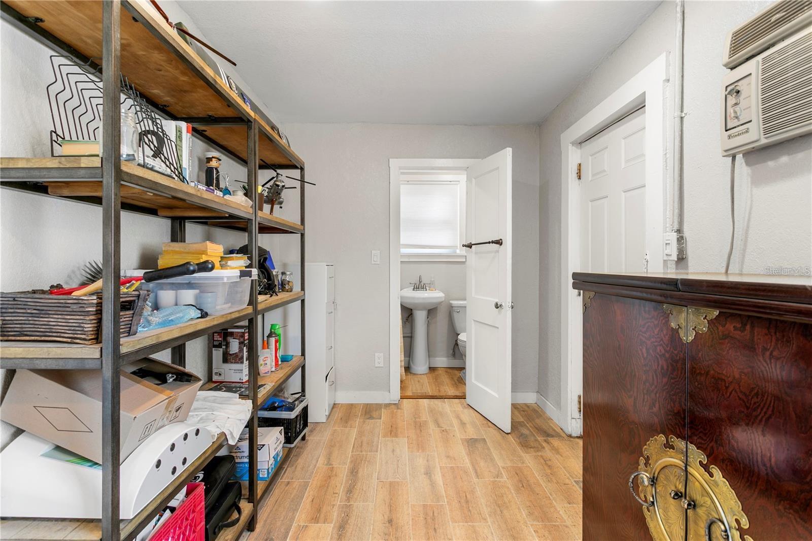 Listing photo id 57 for 802 Dartmoor Street N