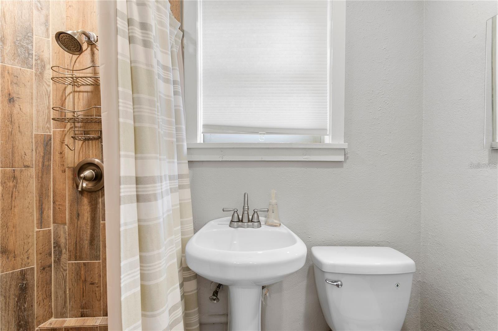 Listing photo id 58 for 802 Dartmoor Street N