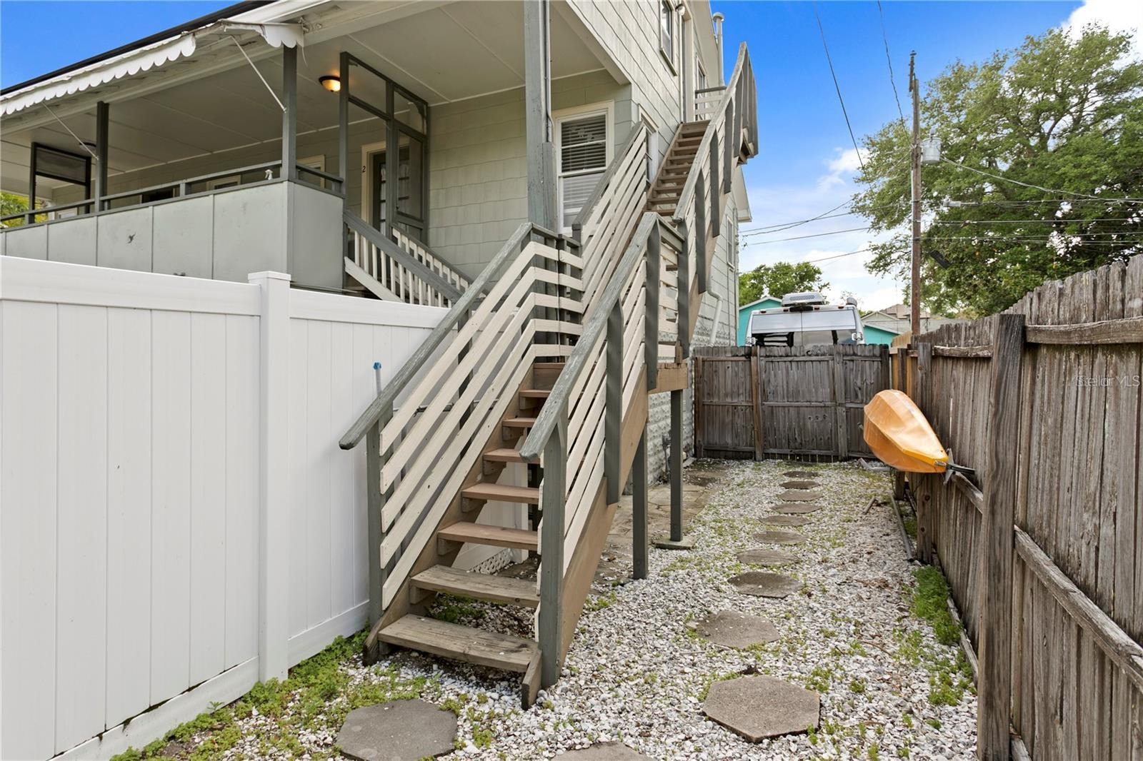 Listing photo id 59 for 802 Dartmoor Street N