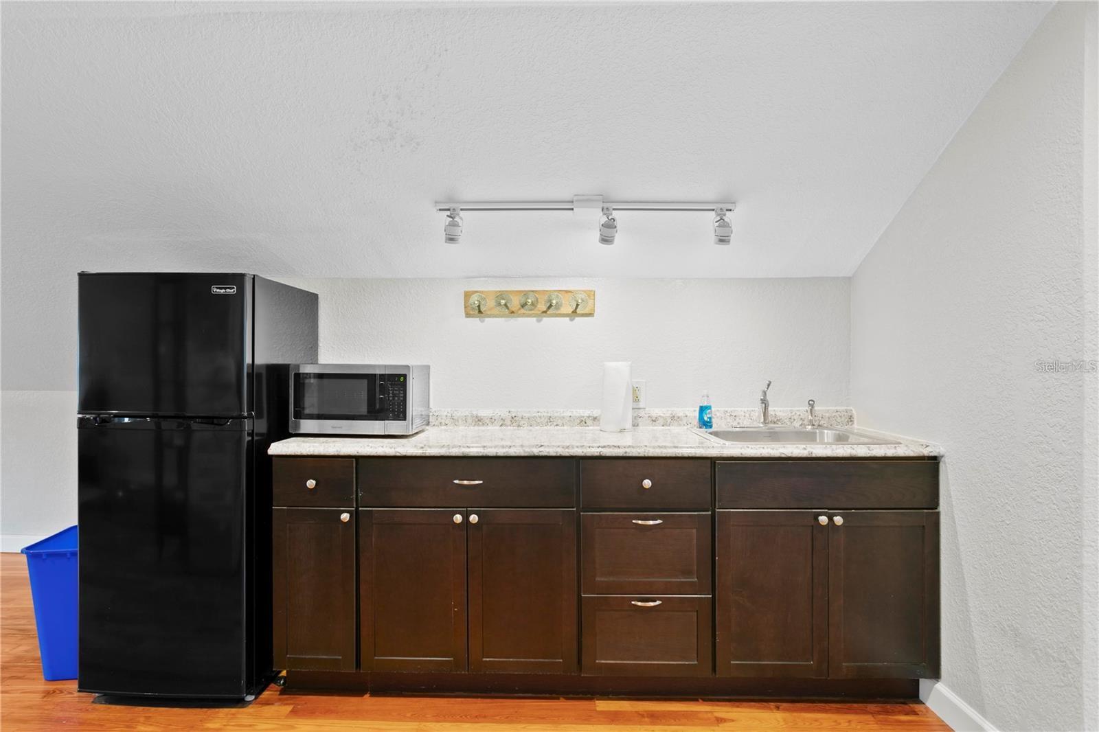 Listing photo id 63 for 802 Dartmoor Street N