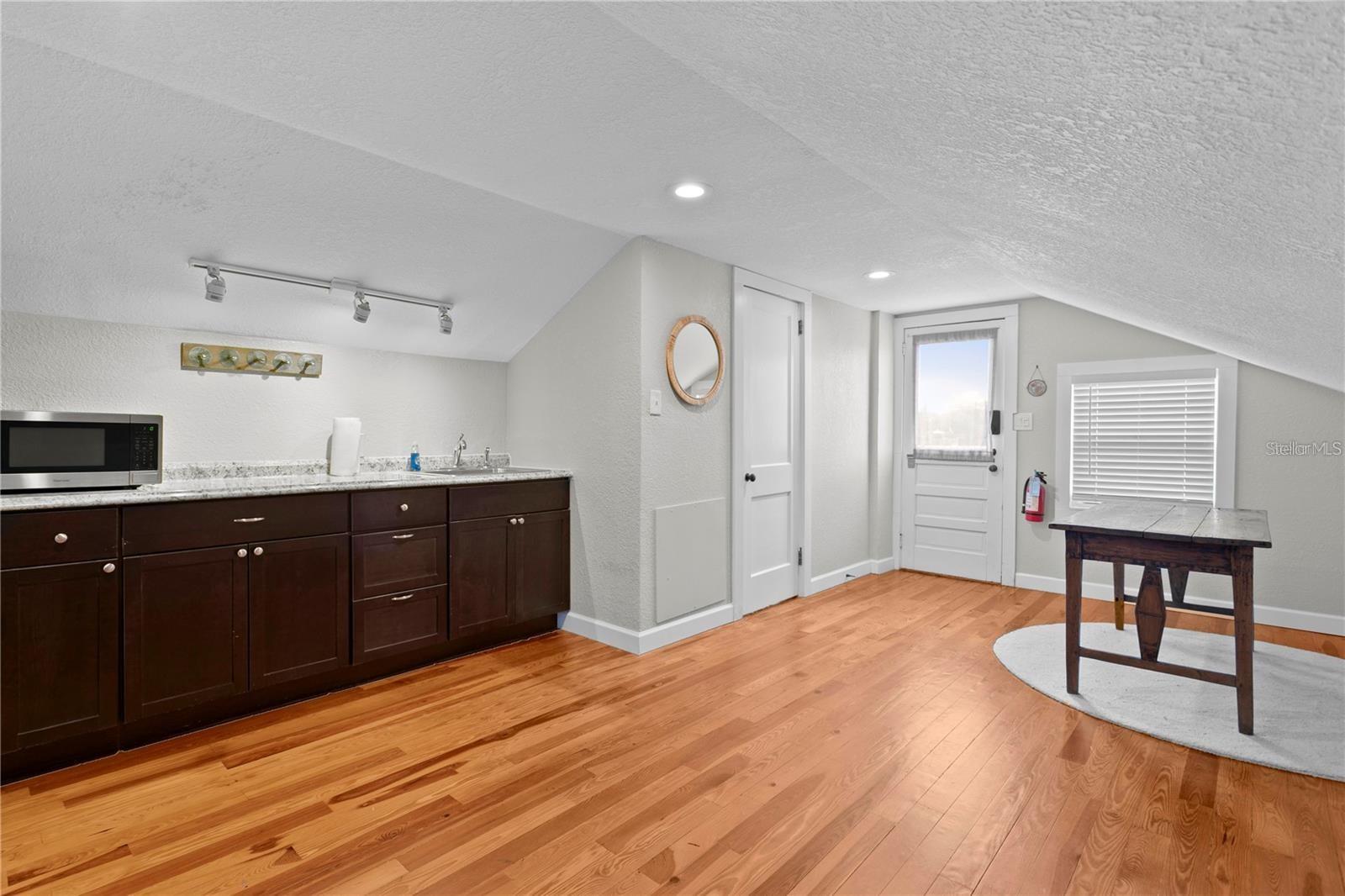 Listing photo id 64 for 802 Dartmoor Street N