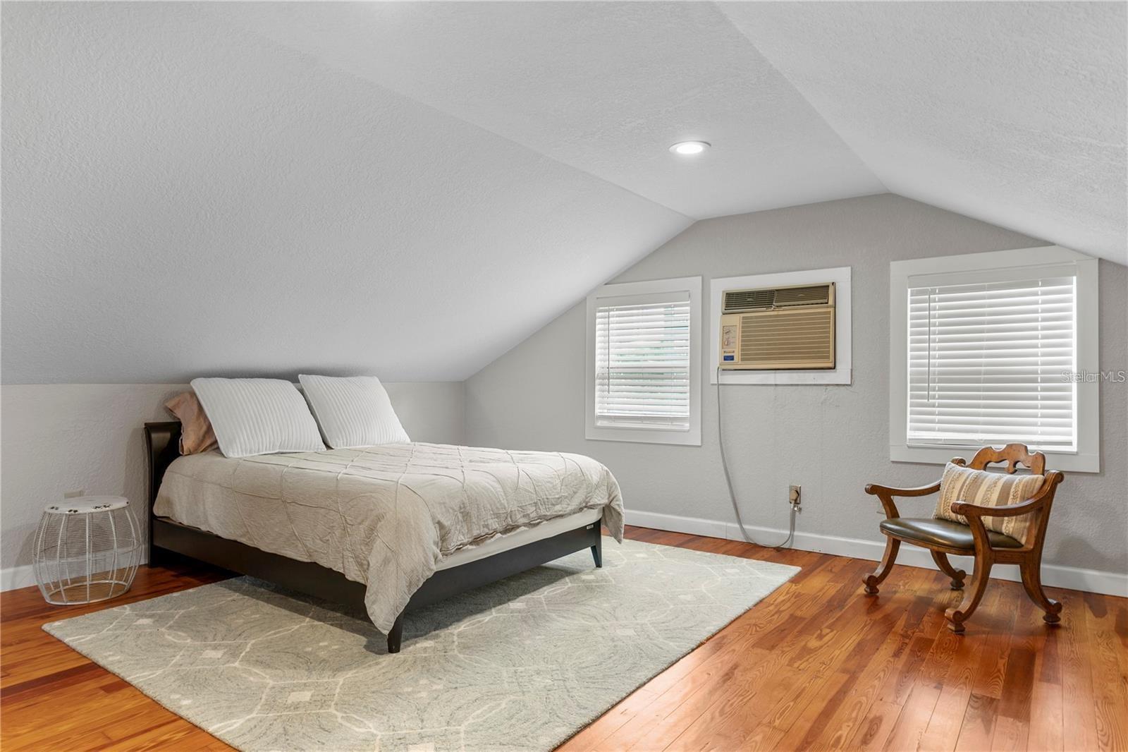 Listing photo id 66 for 802 Dartmoor Street N