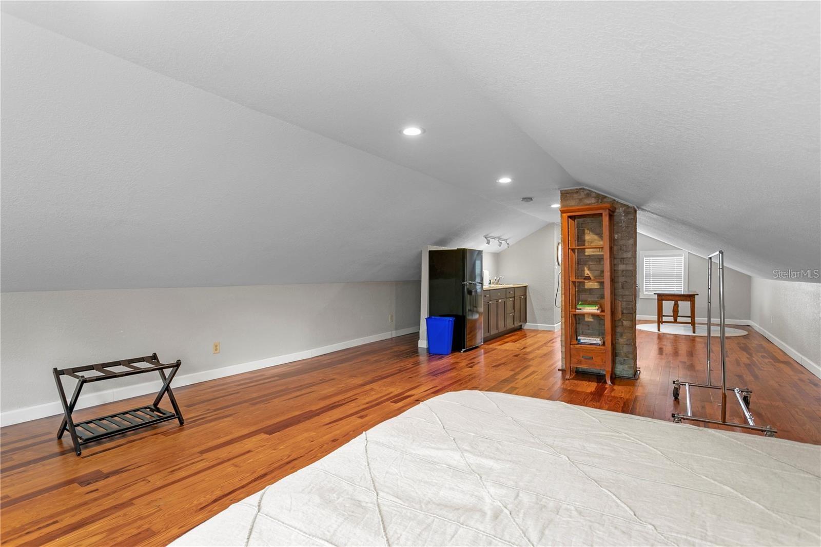 Listing photo id 67 for 802 Dartmoor Street N