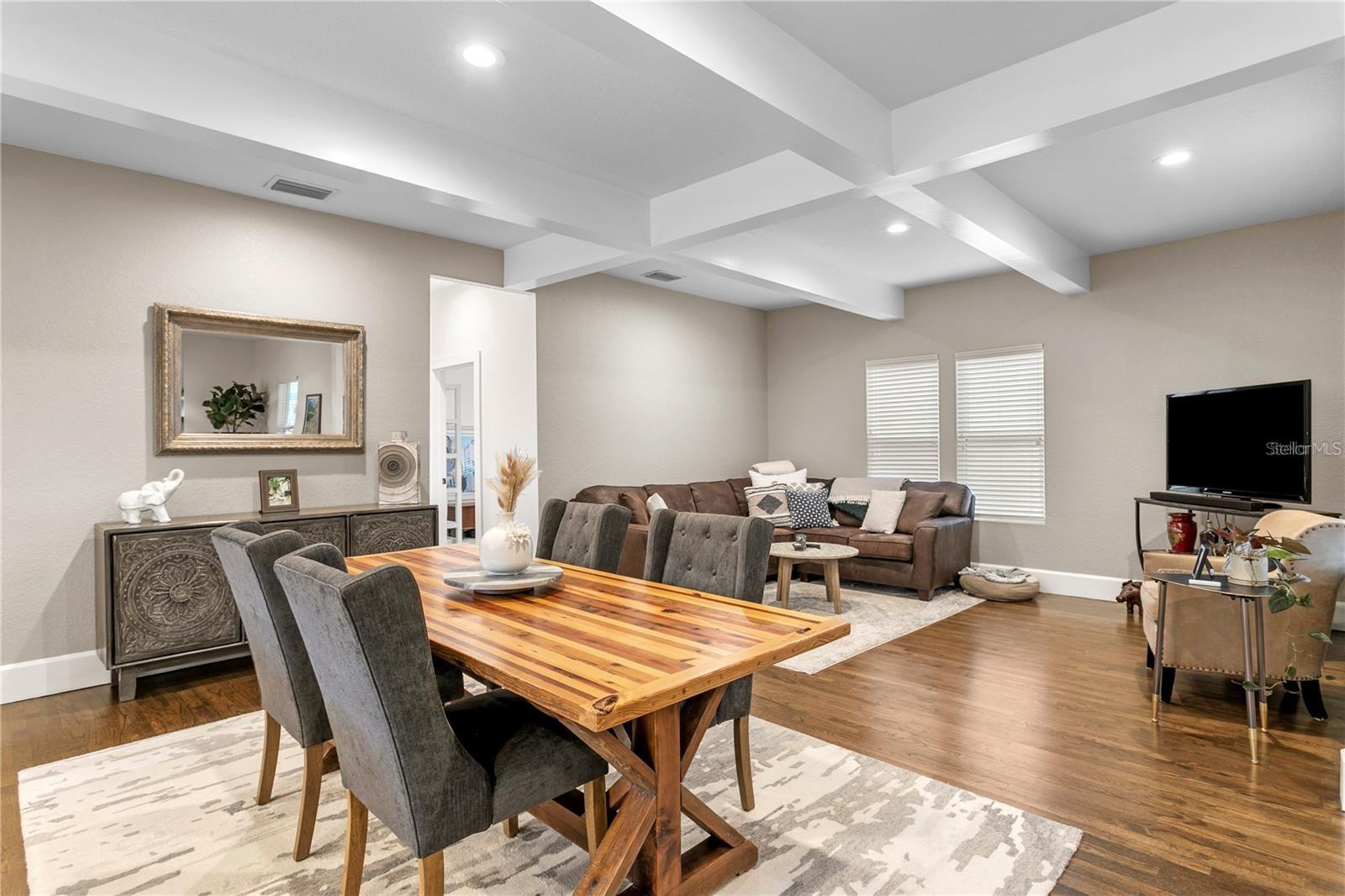 Listing photo id 5 for 802 Dartmoor Street N