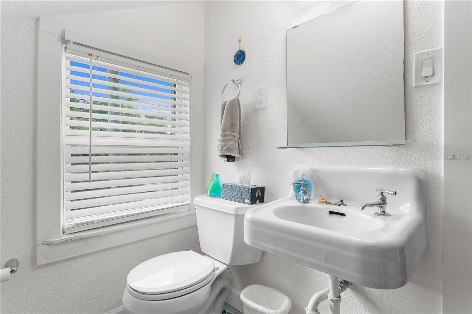 Listing photo id 69 for 802 Dartmoor Street N