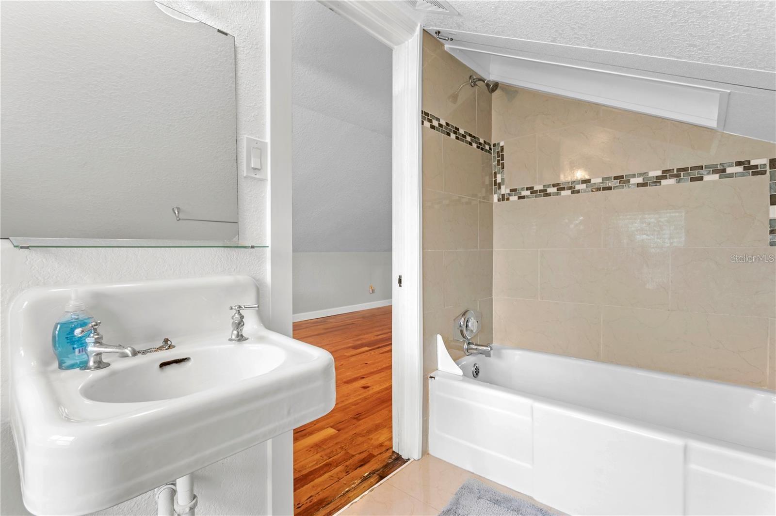 Listing photo id 70 for 802 Dartmoor Street N