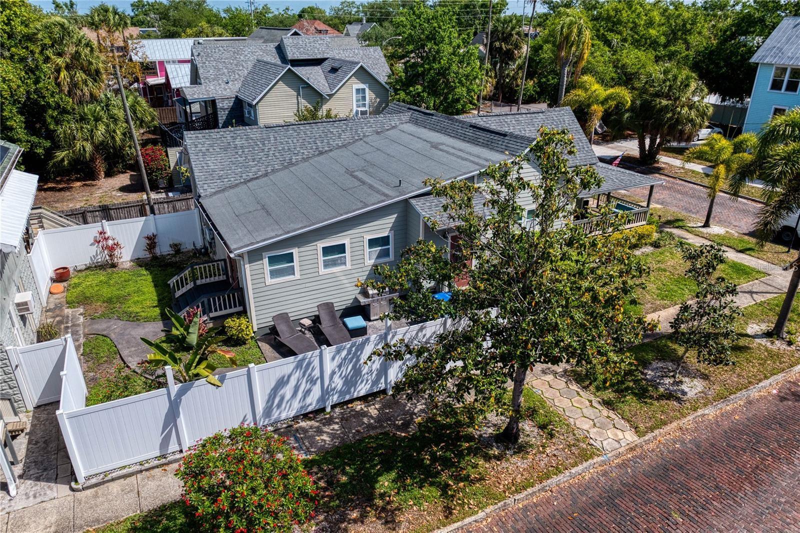 Listing photo id 82 for 802 Dartmoor Street N