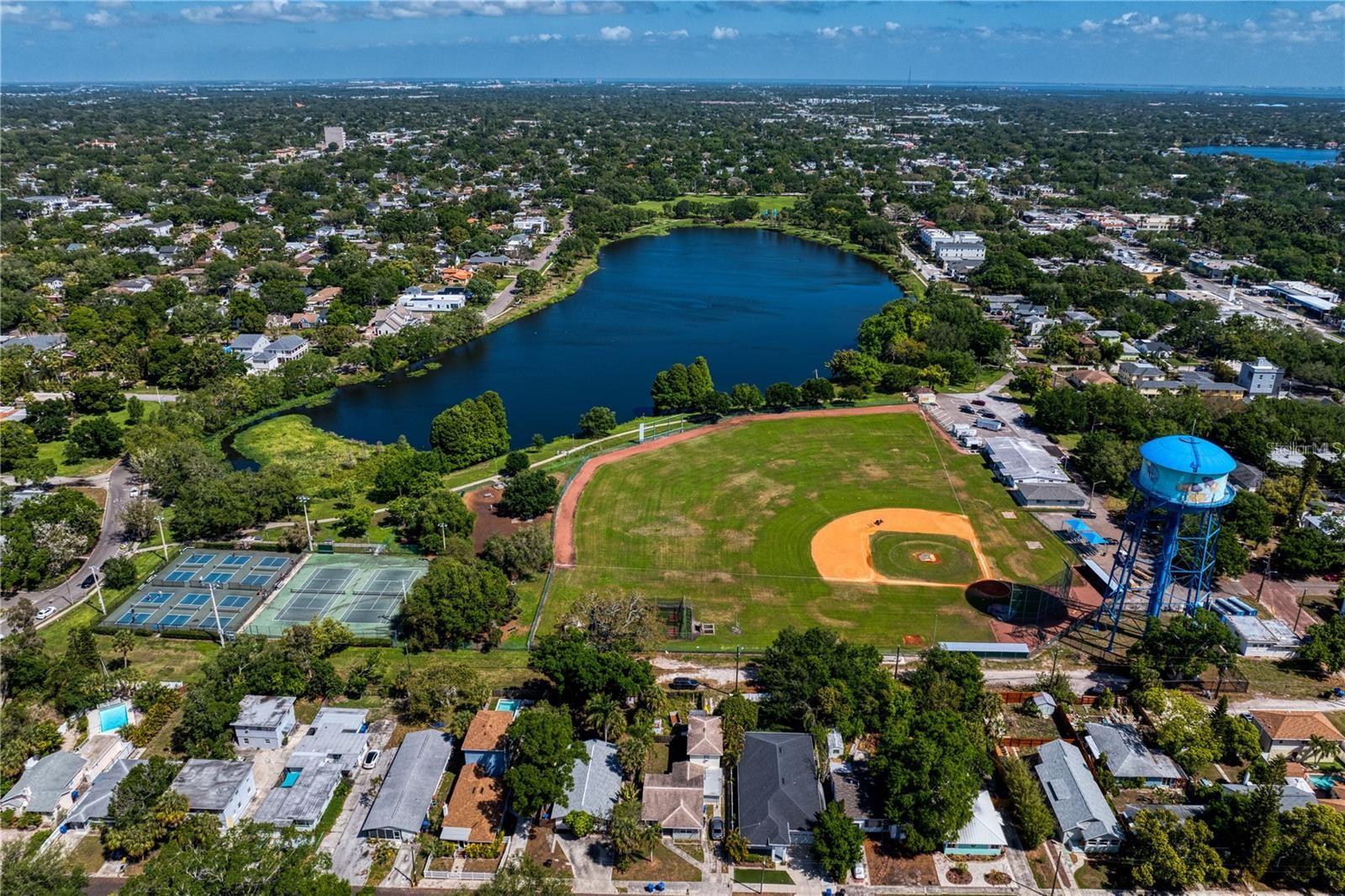 Listing photo id 94 for 802 Dartmoor Street N