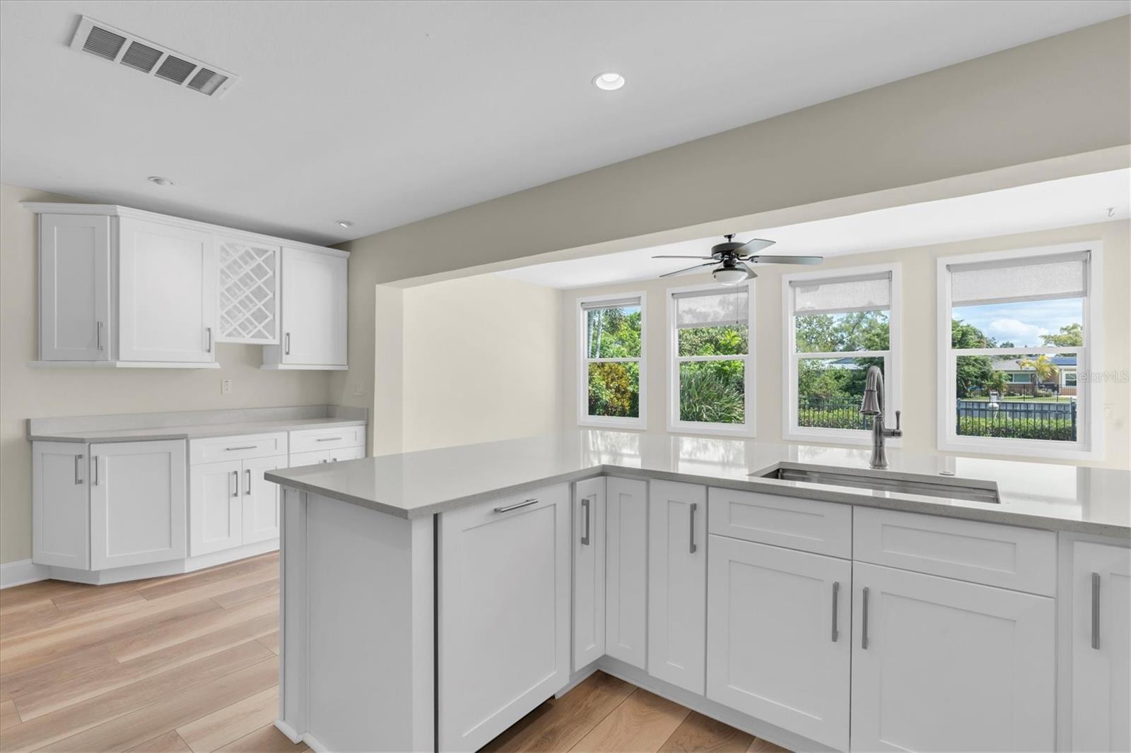 Listing photo id 9 for 4801 Shore Acres Boulevard Ne