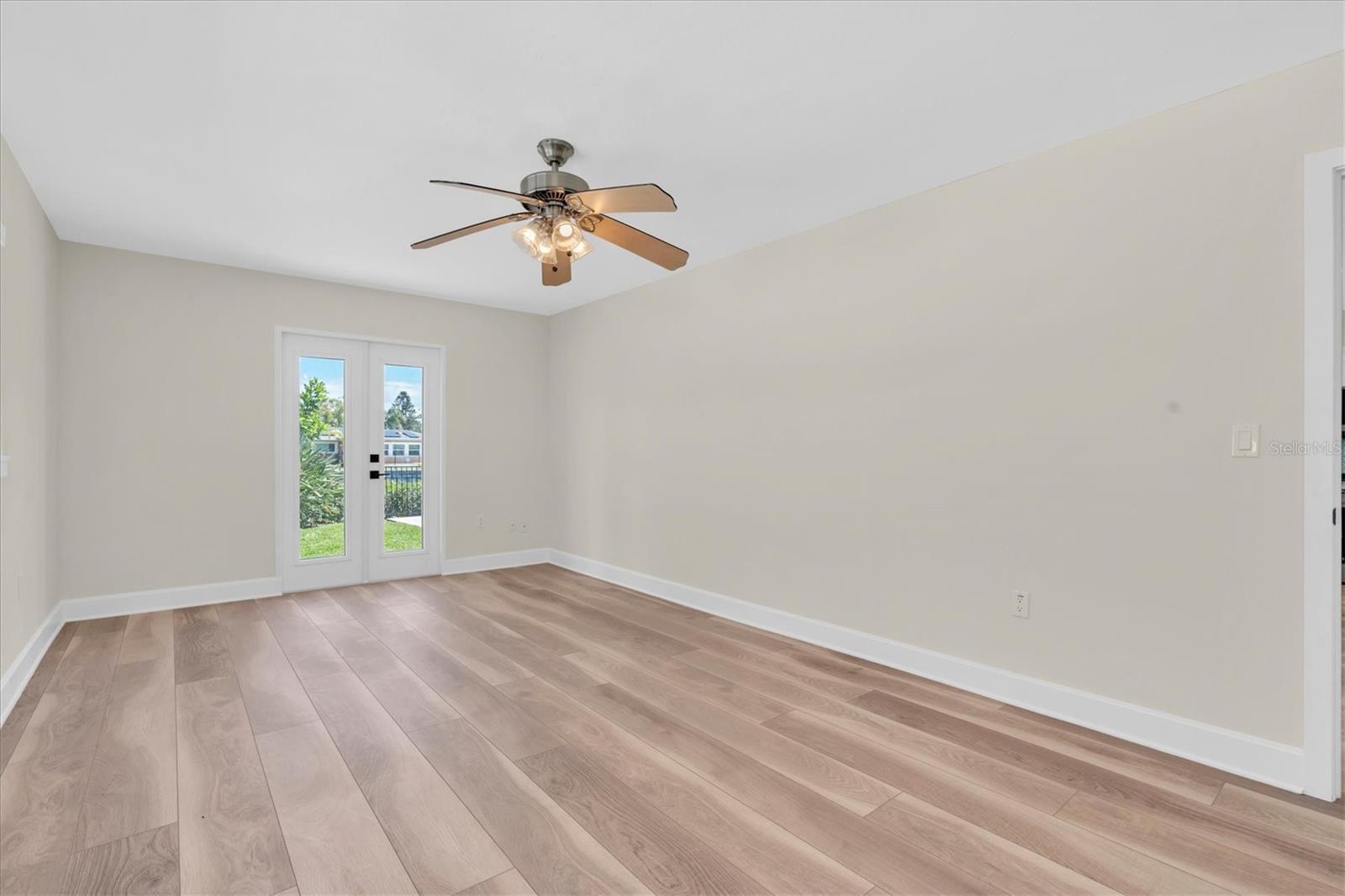 Listing photo id 17 for 4801 Shore Acres Boulevard Ne