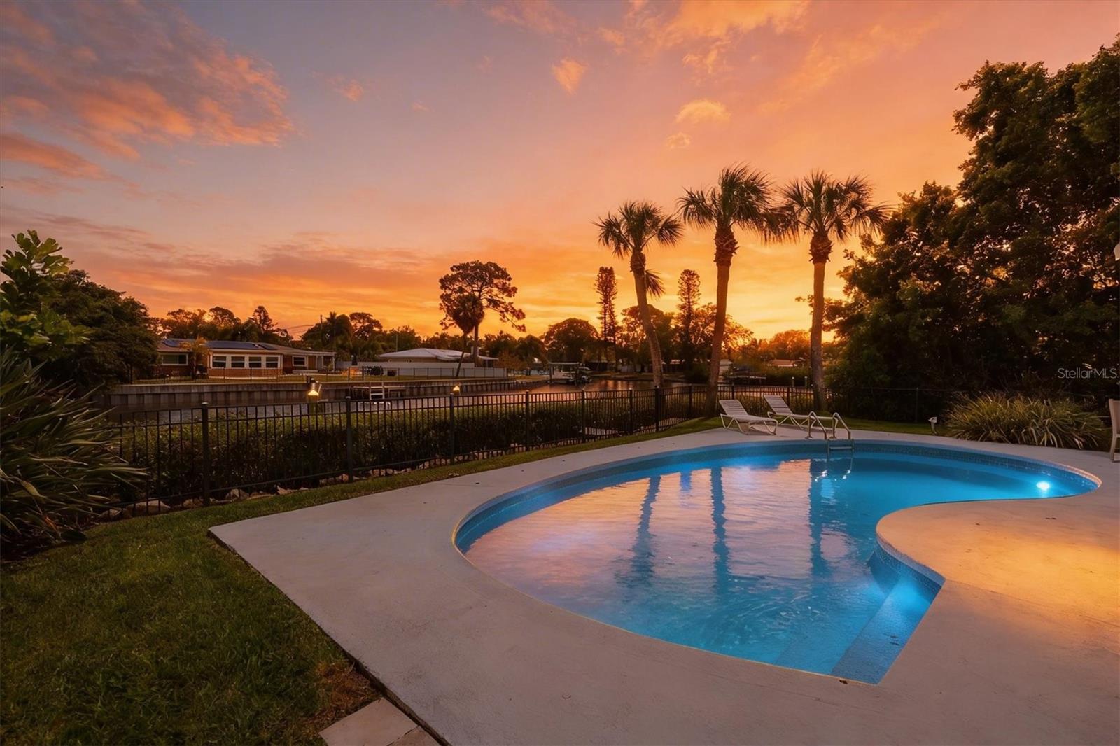 Listing photo id 0 for 4801 Shore Acres Boulevard Ne