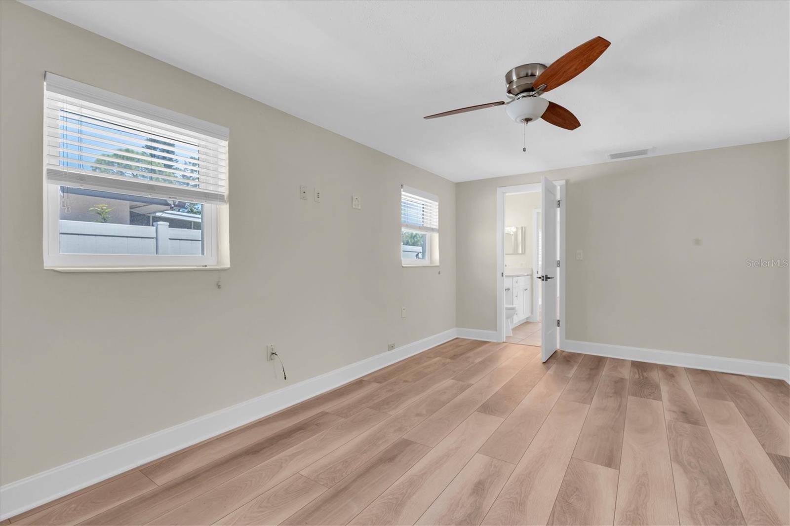 Listing photo id 18 for 4801 Shore Acres Boulevard Ne