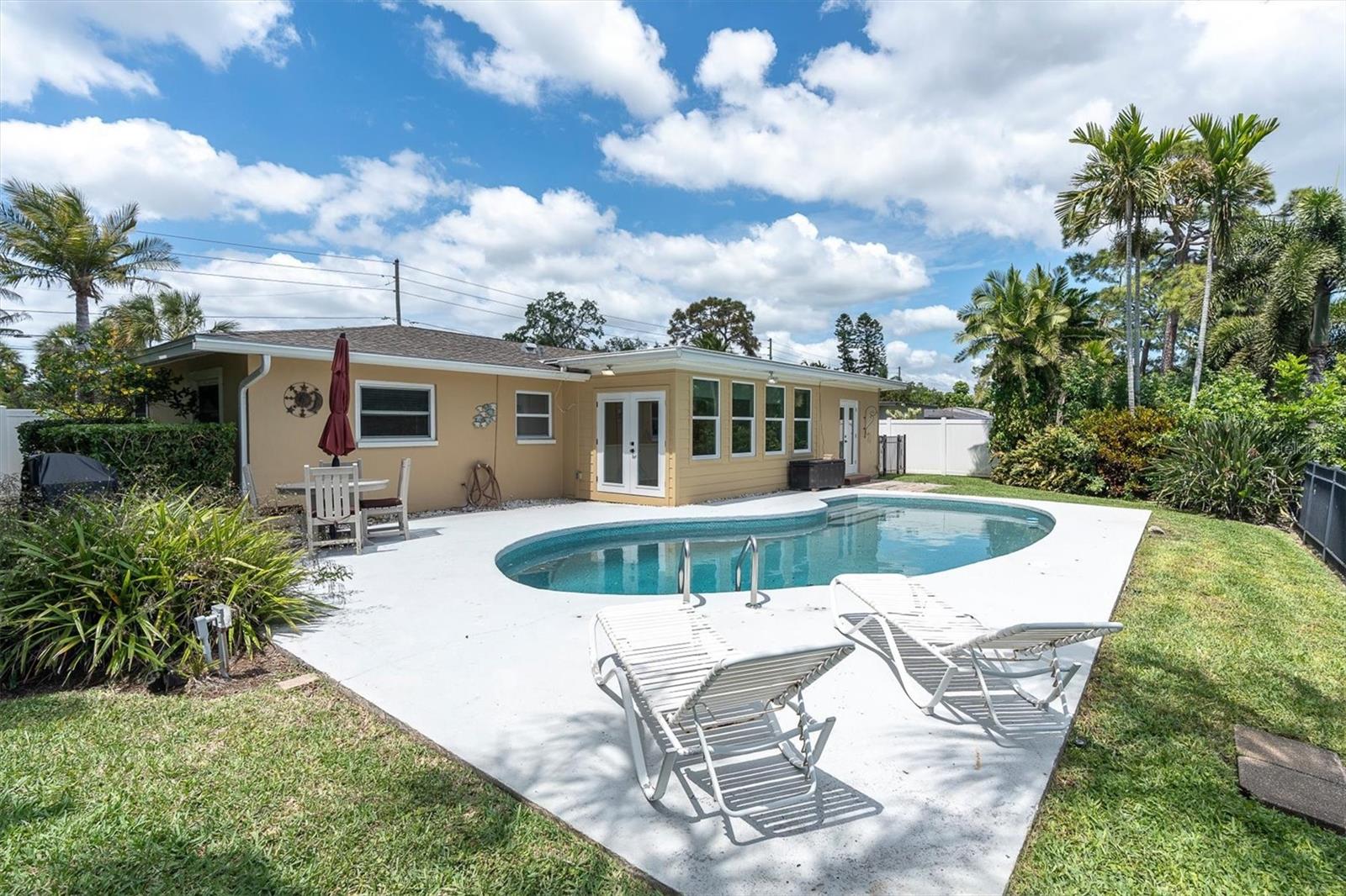 Listing photo id 22 for 4801 Shore Acres Boulevard Ne