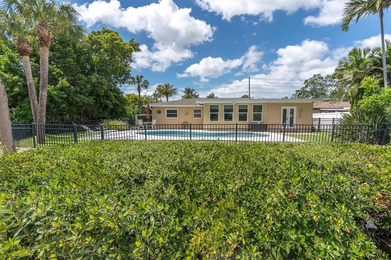 Listing photo id 3 for 4801 Shore Acres Boulevard Ne