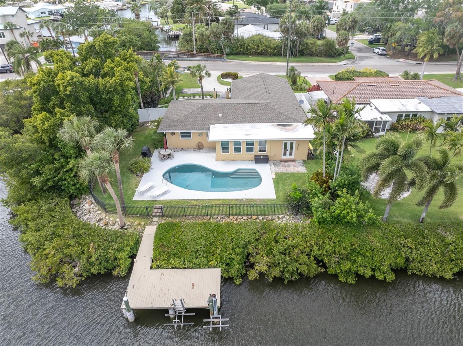 Listing photo id 4 for 4801 Shore Acres Boulevard Ne