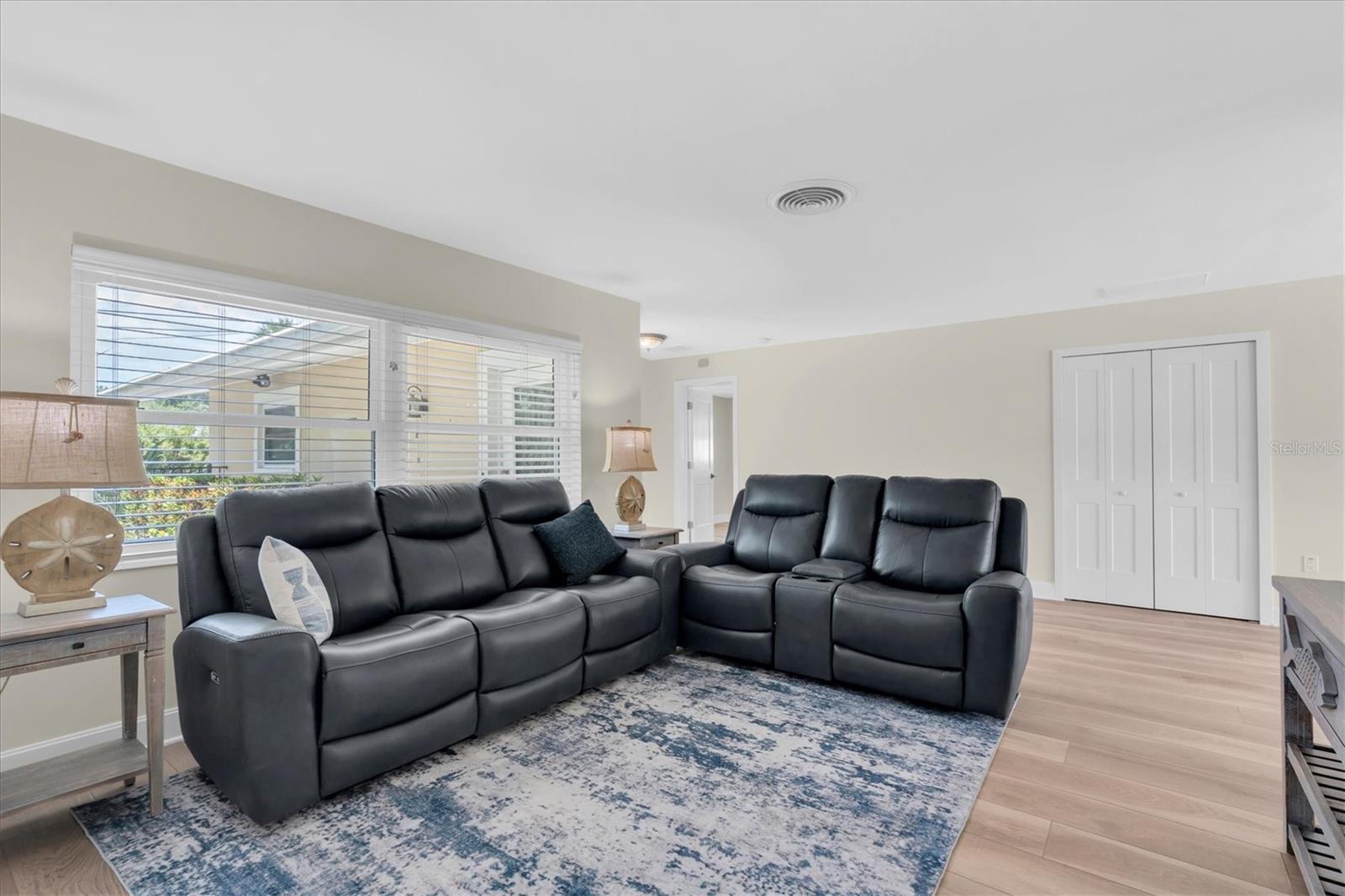 Listing photo id 7 for 4801 Shore Acres Boulevard Ne