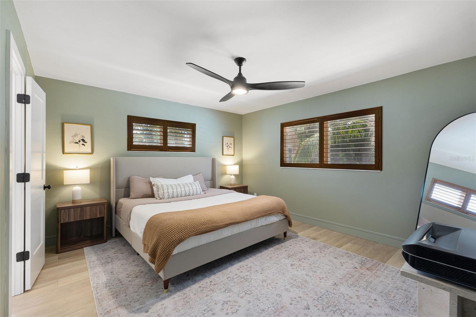 Image 22 of 67 For 4618 Bayshore Boulevard Ne