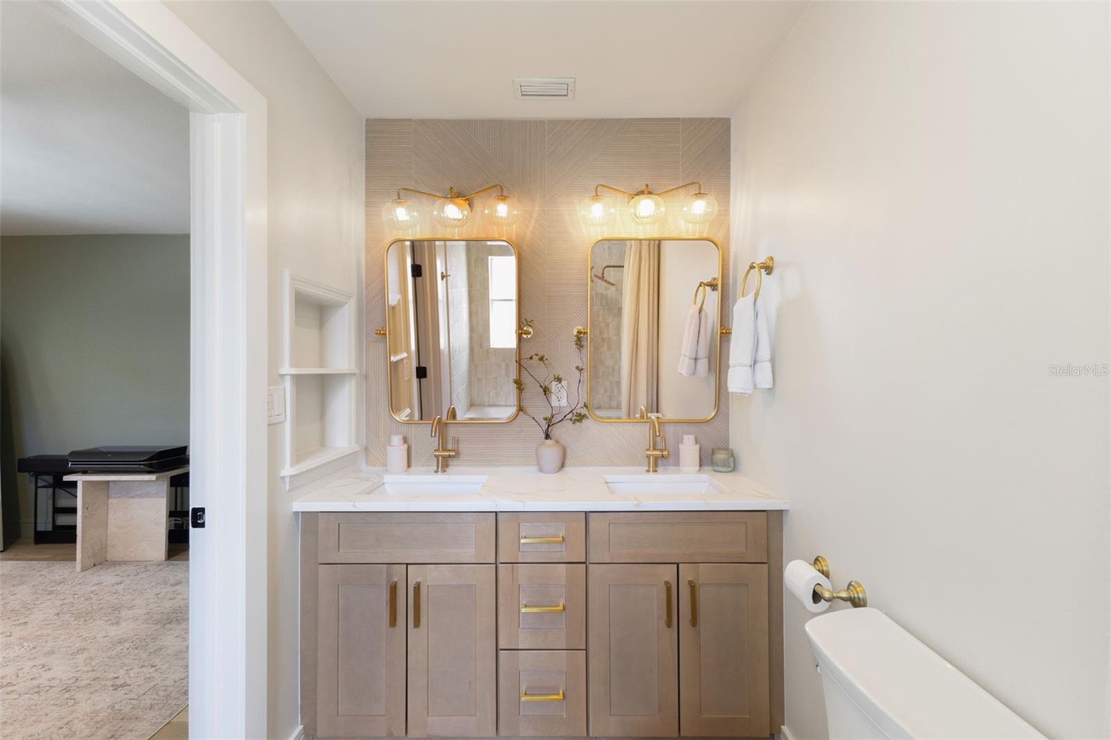 Image 26 of 67 For 4618 Bayshore Boulevard Ne