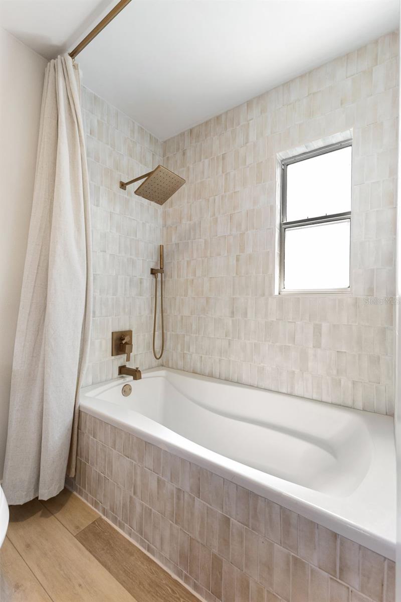 Image 27 of 67 For 4618 Bayshore Boulevard Ne