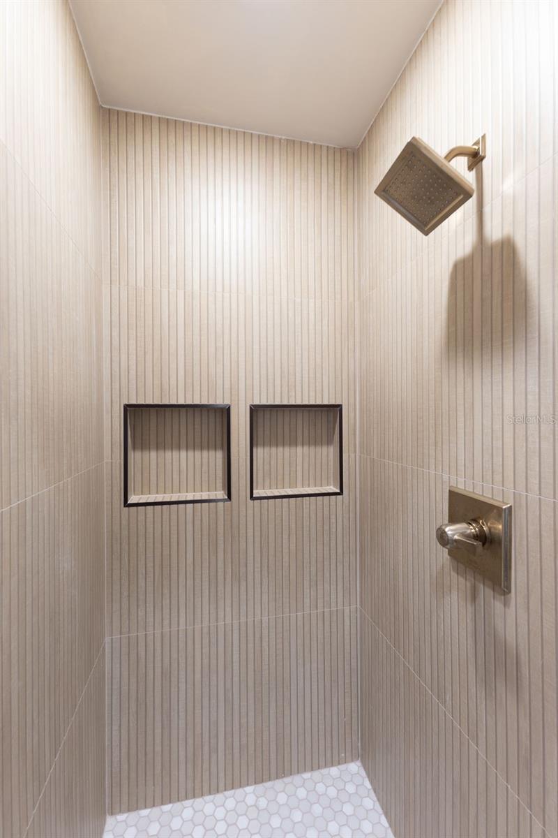 Image 34 of 67 For 4618 Bayshore Boulevard Ne