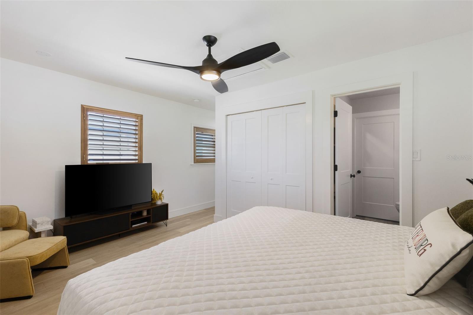 Image 37 of 67 For 4618 Bayshore Boulevard Ne