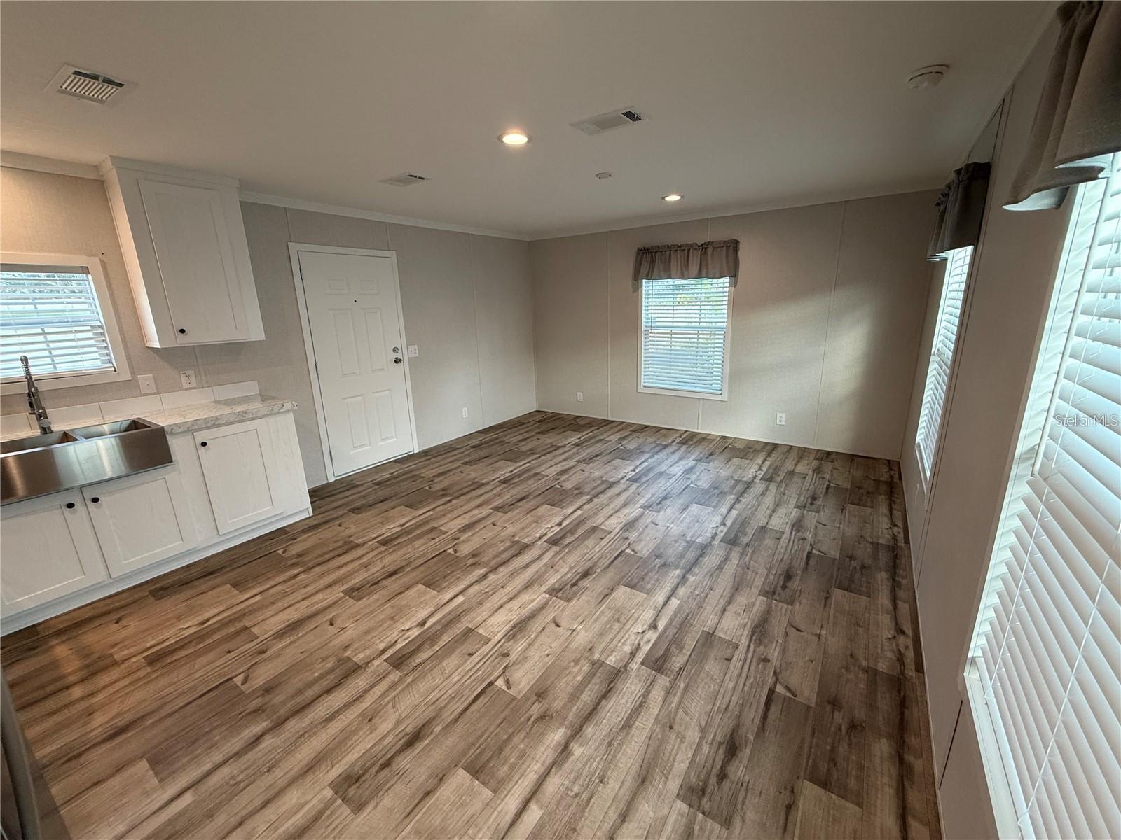 Listing photo id 16 for 7801 34th Avenue N 30