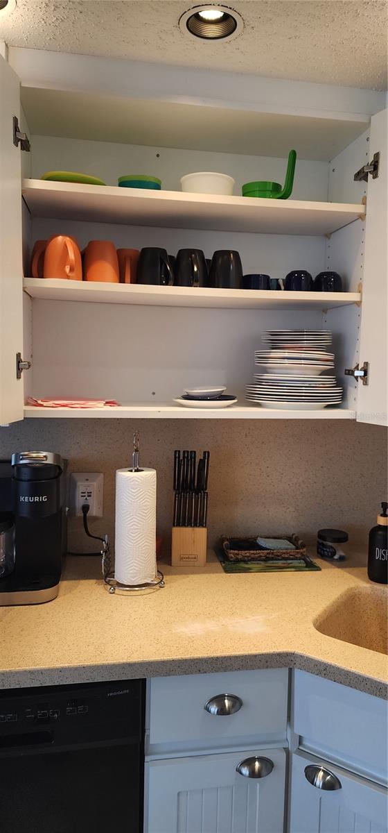 Image 21 of 47 For 800 Bayway Boulevard 28