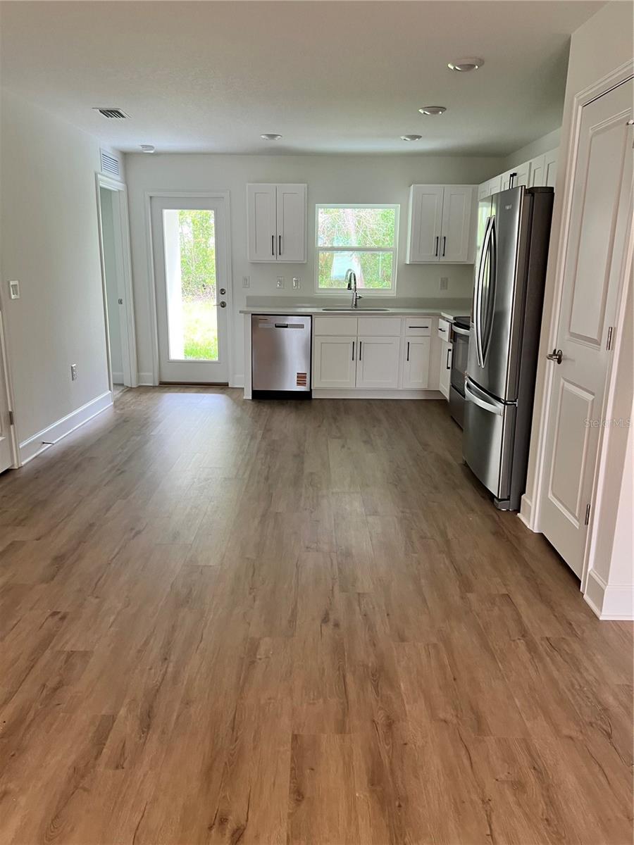 Listing photo id 4 for 10348 And 10350 Usher Street